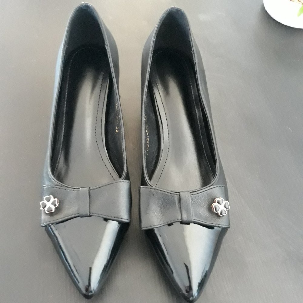 Lucky Clover & Bow Decor Sculptural Heeled Black Pumps